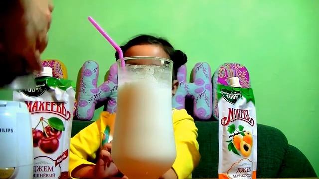 Дианка делает молочные коктейли с клубникой шоколадом и абрикосом! Видео для детей смотреть онлайн