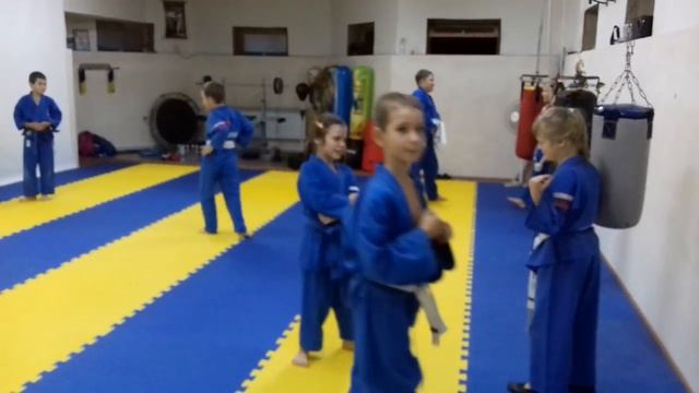 Тома и Маша. Прямые удары ногой в рамку