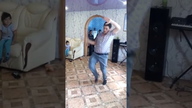 Цыган танцует чечетку дома смотреть онлайн