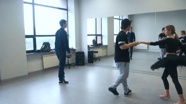 Как научить парня танцевать за полчаса. 30 минут - и он взорвал танцпол! смотреть онлайн