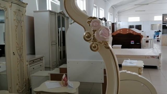 Комод Магдалена 4 дверный с зеркалом Ваниль матовый Кубань мебель смотреть онлайн