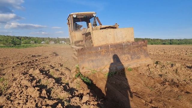 Делаю дороги в поле на дт75 в паре с агрегатом-гидравлическим отвалом(нож) смотреть онлайн