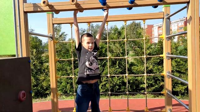 Домик чтобы спрятаться от мамы на детской площадке у магазина смотреть онлайн