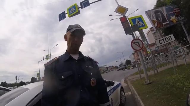 ДПС подрезает мопед на перекрёстке, для проверки документов смотреть онлайн