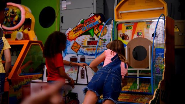 Des Enfants Volent Des Billets AU FUN CENTER | Dhar Mann Studios