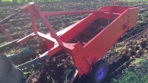 Копаем картофель на Т-25. Картофелекопалка