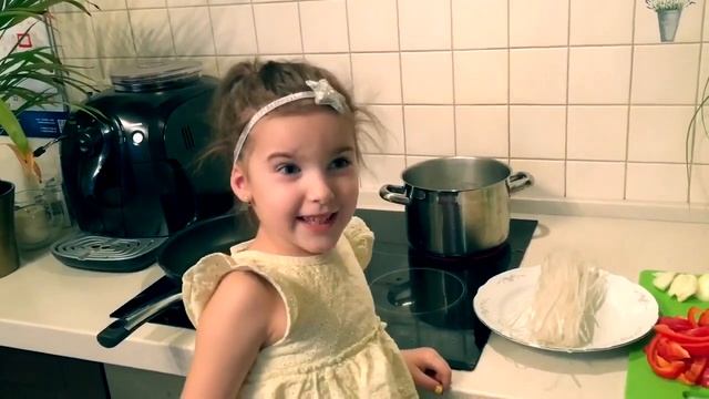 #Рубрика Ева готовит. Рисовая лапша с креветками. Дети на кухне. Ева на кухне смотреть онлайн