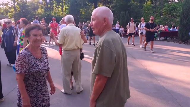 ЛЮБОВЬ! ТАНЦЫ В ПАРКЕ ГОРЬКОГО ХАРЬКОВ СЧАСТЛИВЫЕ ДНИ смотреть онлайн