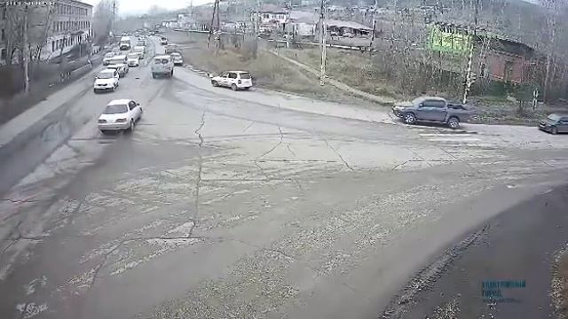 Грузовик снес светофор в Усть-Куте смотреть онлайн