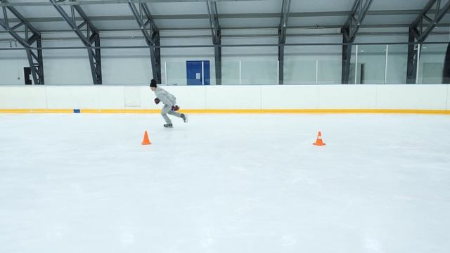 Урок хоккея. Как повернуть на коньках ? Вираж. Поворот на коньках смотреть онлайн