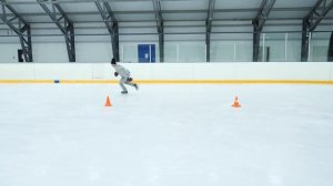 Урок хоккея. Как повернуть на коньках ? Вираж. Поворот на коньках