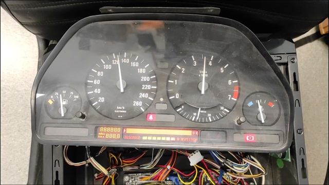 Запуск приборной панели BMW E32/E34 на коленке и прошивка её кодера смотреть онлайн