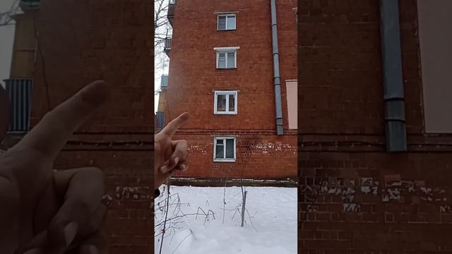 Во дворе покрышки чтобы не парковки другие машины и наружные откосы на окне. Трэш двор смотреть онлайн