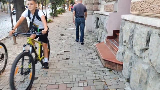 02.08.2023 Черновцы.Проблемы беженцев звуки шахедов ночью Першотравнева и всякое