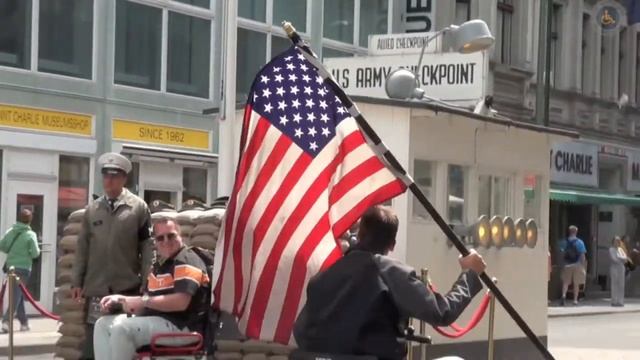 Rollstuhl Check Point Charlie Berlin смотреть онлайн