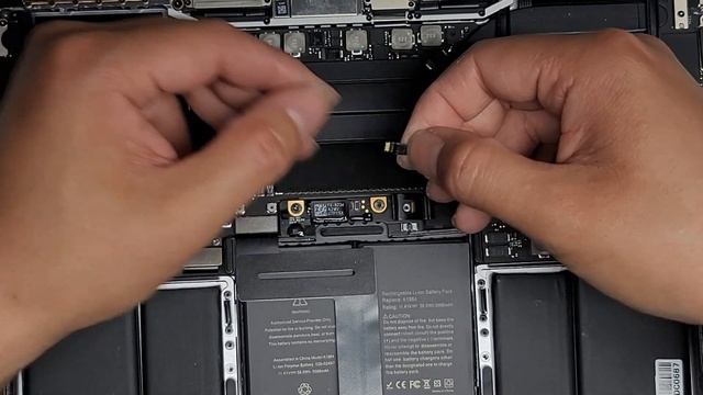 13" Inch MacBook Pro A1989 2018 Disassembly Battery Replacement Repair смотреть онлайн