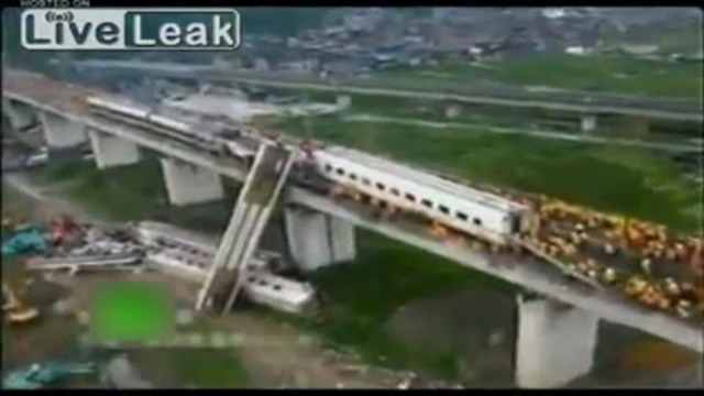 В Китае столкнулись два попутных пассажирских поезда смотреть онлайн