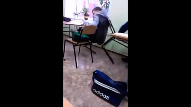 пранк над школьником! упал со стула смотреть онлайн