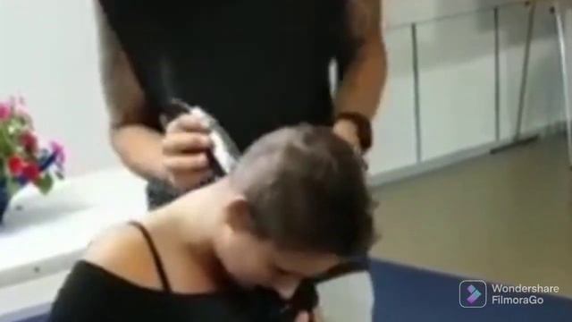 Beautiful girls headshave / Audience shave girl head / Underhead shave смотреть онлайн