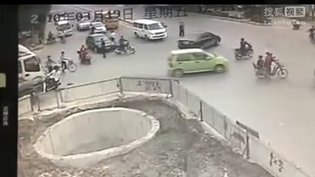 Не везёт сегодня водителю мотороллера смотреть онлайн