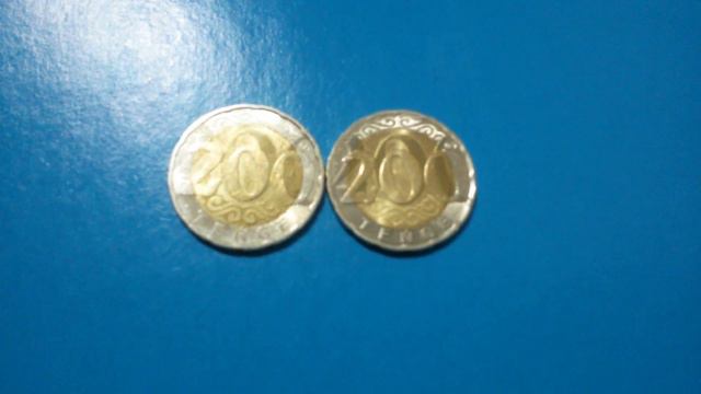 ДВЕ МОНЕТЫ 200 ТЕНГЕ решкой на синей поверхности Двенадцатого Января - ДЕНЕЖНЫЙ ПОТОК смотреть онлайн