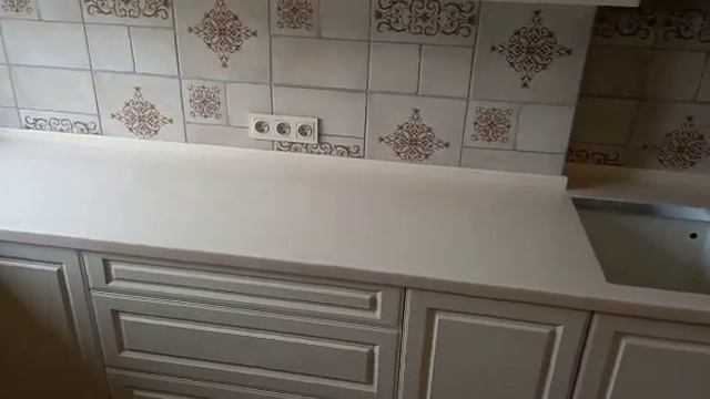 Столешница из искусственного камня с интегрированной мойкой и подоконником и проточками для воды. смотреть онлайн