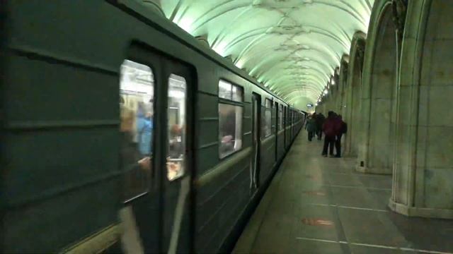 81-717 и 81-717/714.5 На станции Павелецкая смотреть онлайн