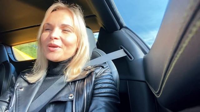 Рычит так! БЛОНДИНКА? за рулем Ferrari 488 Spider на трассе Киев-Борисполь смотреть онлайн