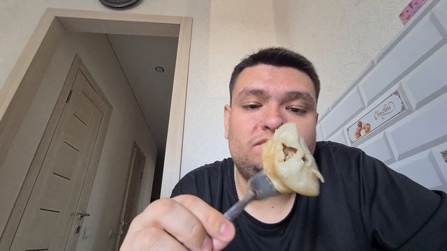 Ужинаем ем кушаю вкусные Катюшены мантушки с красным жгучим острым перцем, Руслан Гительман Балдёж.