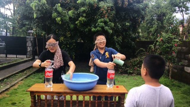 Fill up a Bottle Challenge (Extreme Fun Game) || FT. My brothers and Sisters смотреть онлайн