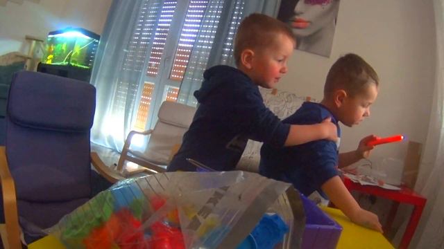 Едик съел ПЕСОК! Тимур, Мартин, Едик ДЕРУТСЯ за карандаш! Едик УПАЛ! СУПЕР песок Super Братья смотреть онлайн