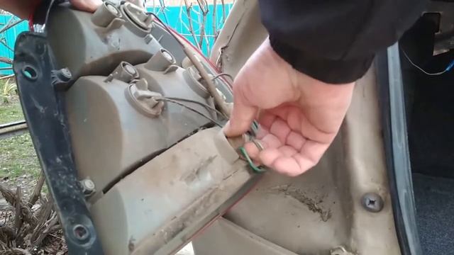 Hyundai Accent ЗАМЕНА ЛАМПОЧЕК В ЗАДНИХ ФОНАРЯХ смотреть онлайн