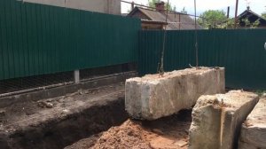 Установка фундаментных блоков(ФБС) трактором