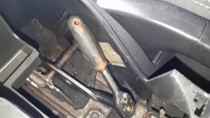 Ниссан Кашкай .Как подтянуть трос ручника и где он находится