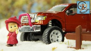 Мультик про машинки. Маша и Медведь, погрузчик чистит снег. МанкиМульт