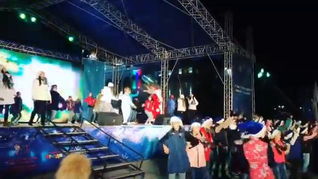 Танец новый год на площаде смотреть онлайн