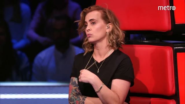 Anouk bloedchagrijnig door gedraaide stoel Ali B in The voice of Holland смотреть онлайн