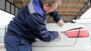 Снимаем шильдики с крышки багажника.mp4