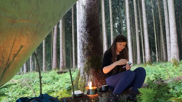 Camping in the Rain - Tarp, forest, woods, heavy rainstorm, bushcraft - Бушкрафт под дождем смотреть онлайн