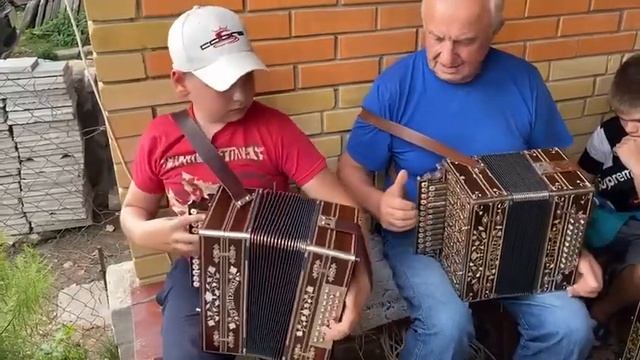 ПАРЕНЬ ВЖЁГ НА ГАРМОНИ! Страдания!!! смотреть онлайн