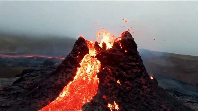 Вулкан в Исландии Фаградалсфьяль сняли с квадрокоптера смотреть онлайн