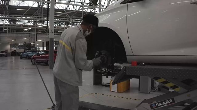 The Renault Used Car Factory – Factory VO in Flins, France смотреть онлайн