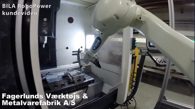 Робот Kawasaki RS06L загружает заготовку во фрезерный станок, затем выгружает готовую деталь смотреть онлайн