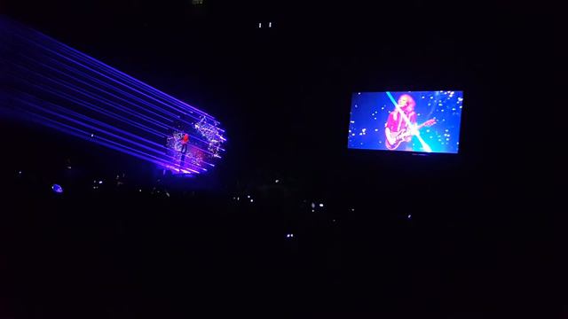 Queen - Brian May's Guitar Solo. Live in Hong Kong 28/09/16 смотреть онлайн