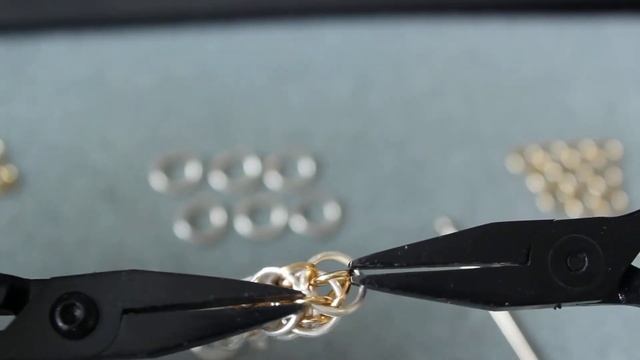 How to - Dragonscale chainmaille weave (Как плести кольчугу "Чешуя дракона" - ускореный способ) смотреть онлайн