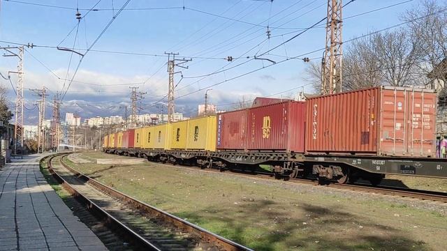 ??вид на заснеженные горы Тбилиси и ВЛ10у-690 с контейнерным поездом станция Дидубе/Georgian railwa смотреть онлайн