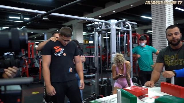 SCHOOLBOY VS LARRY WHEELS - WORLD STRONGEST BODYBUILDER | ARM WRESTLING 2020 смотреть онлайн
