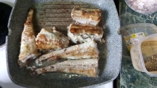 Минтай . Как пожарить минтай . Рецепт приготовления рыбы . Видео рецепт минтая. Как приготовить рыб смотреть онлайн