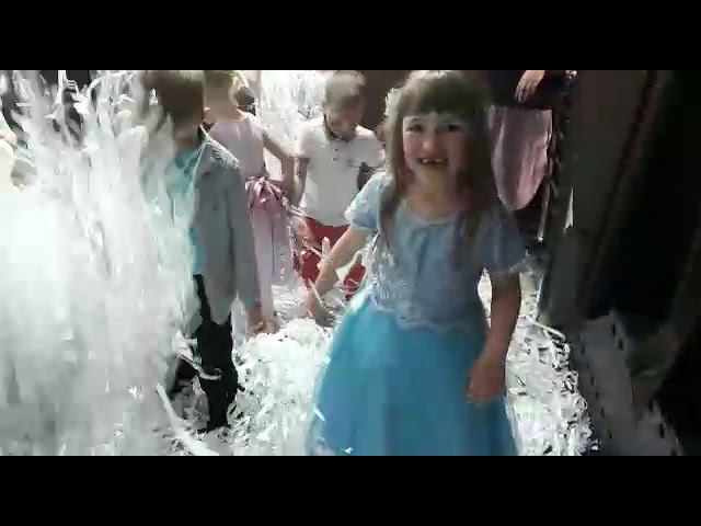 Выпускной из детского сада в кафе Неон. смотреть онлайн