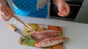 Сельдь с луком. Разделка сельди и подача.